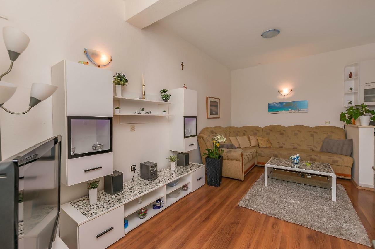 Apartments Zdenka أوميس المظهر الخارجي الصورة